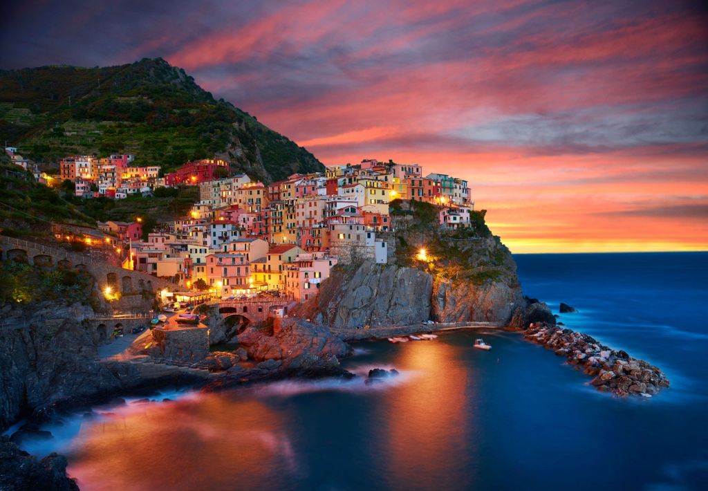 Italiensk stad vid solnedgången