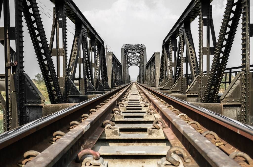 Metall järnvägsbro