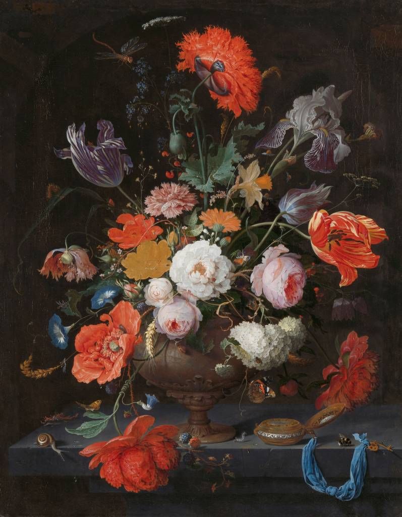 stilleben med blommor och en klocka