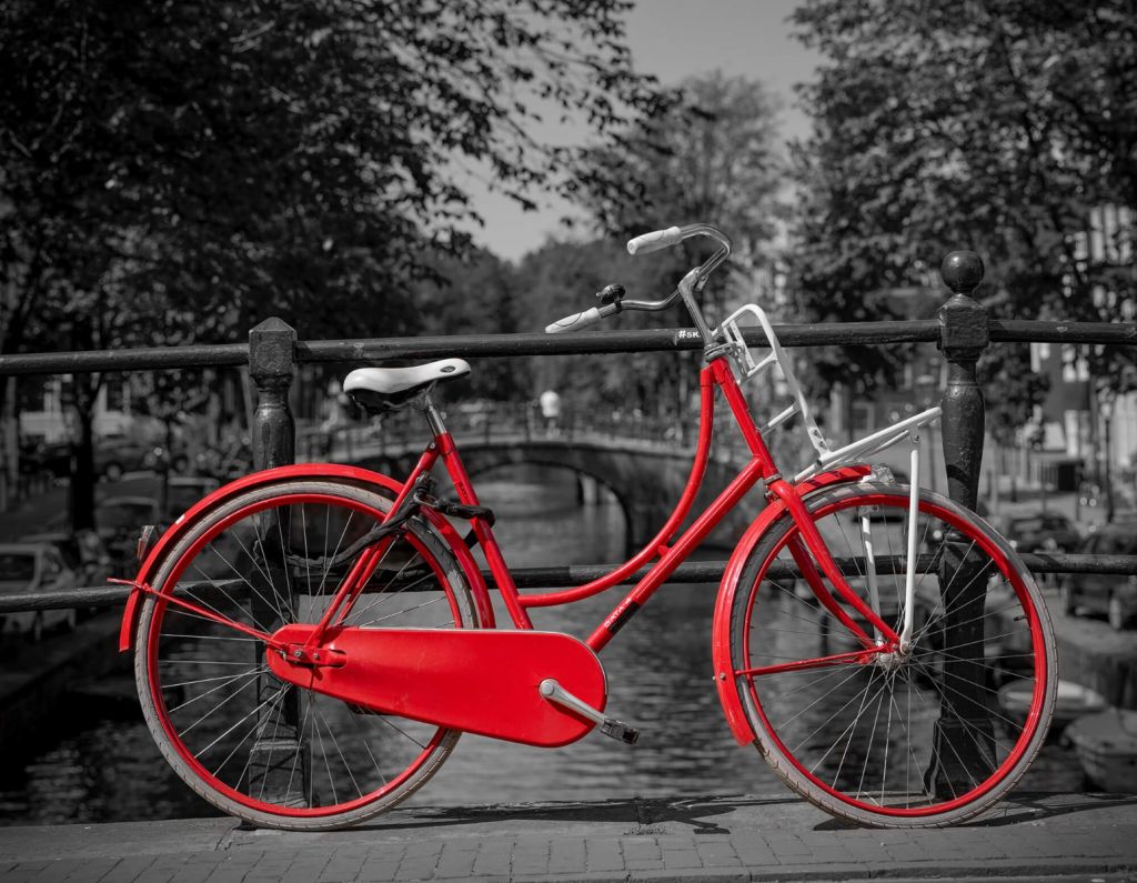 Röd cykel på brpå