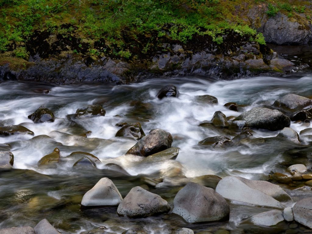 Flod med stenblock