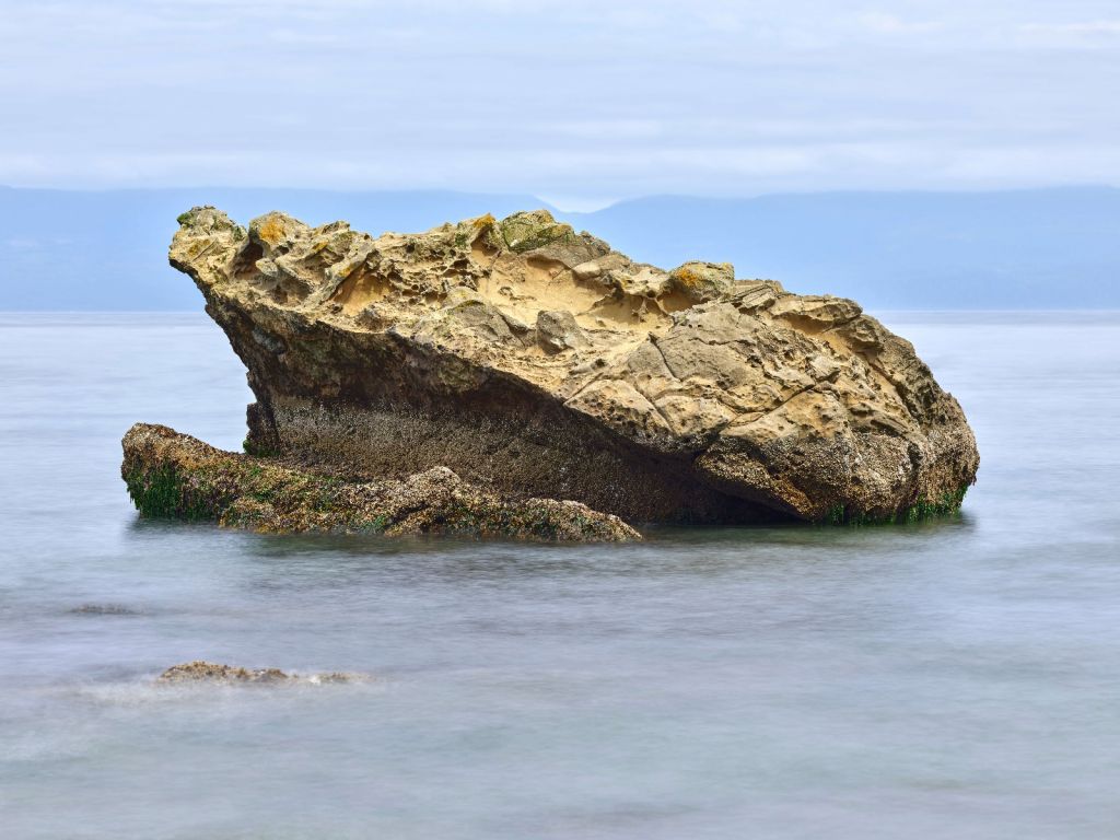 Vacker sten på kusten