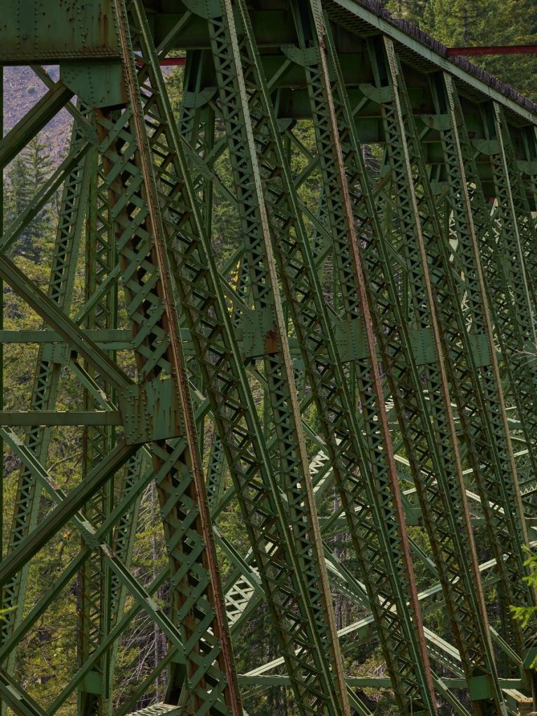 Gammal järnvägsbro för stålkonstruktion