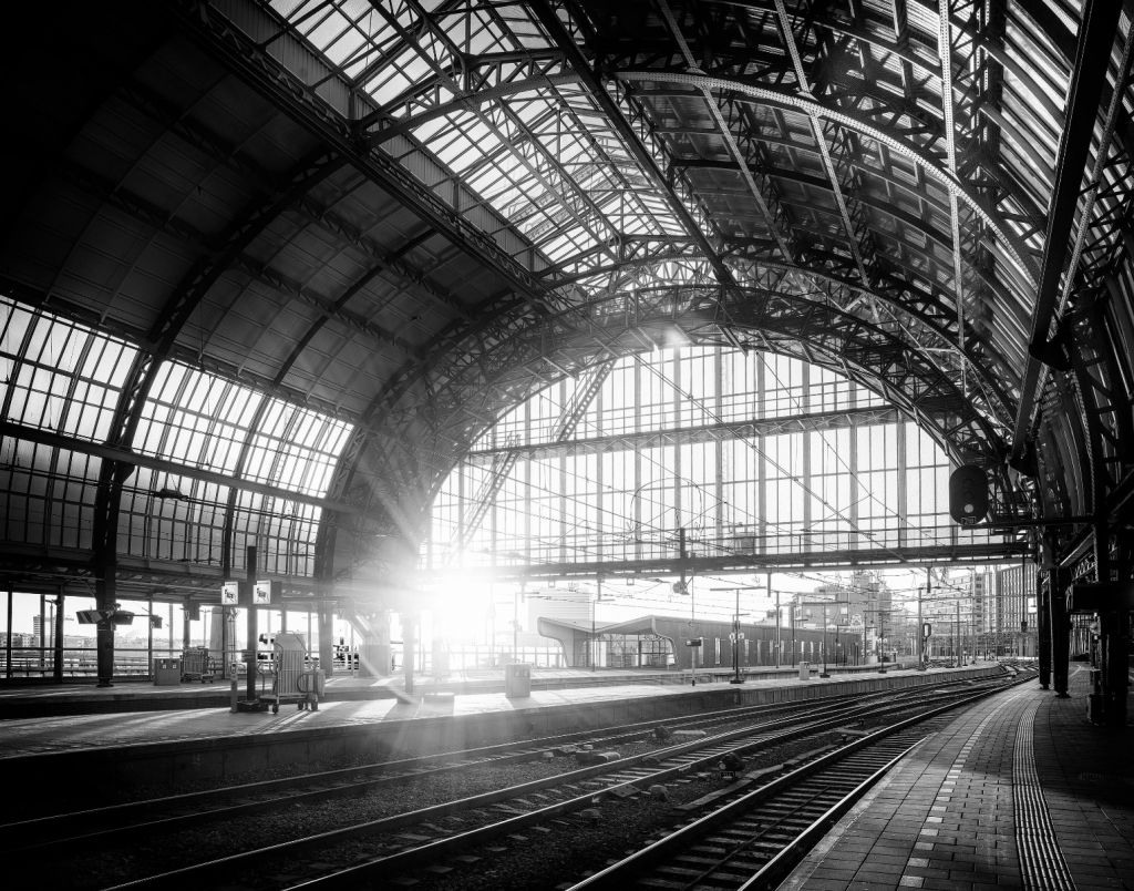 Soluppgång på en station i svartvitt