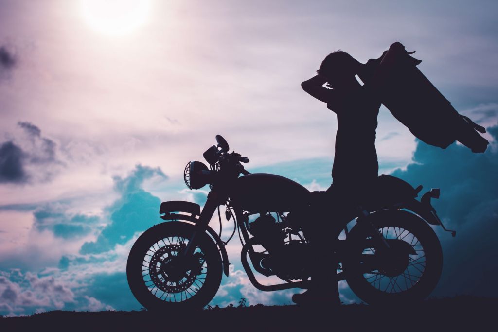 Silhouette motorcyklist