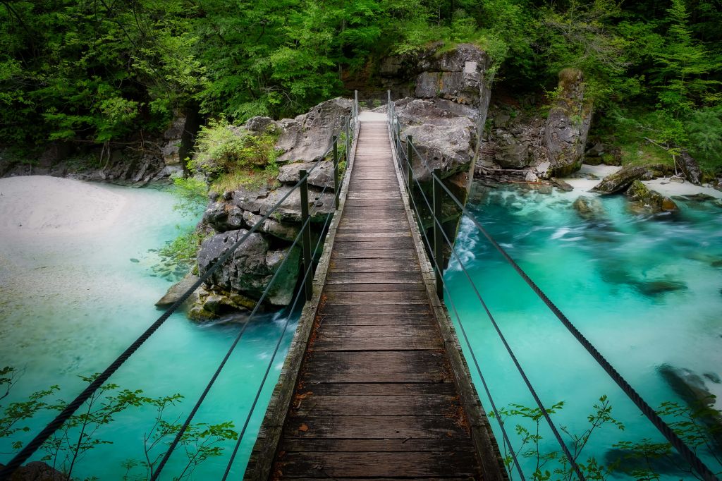 Bro över en vacker blå flod