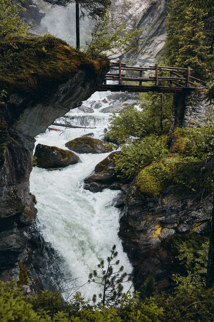 Bro vid ett vattenfall