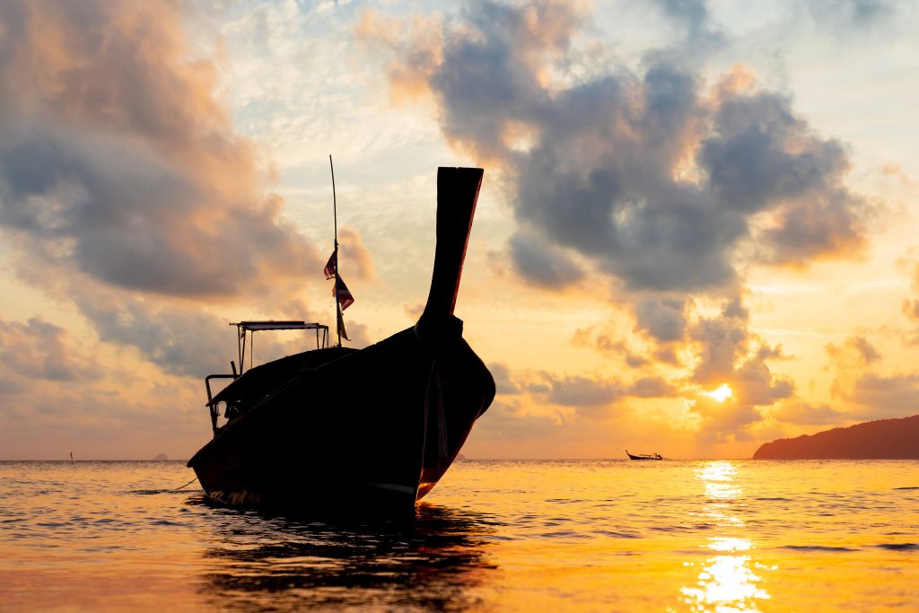 Båt med lång svans i solnedgången
