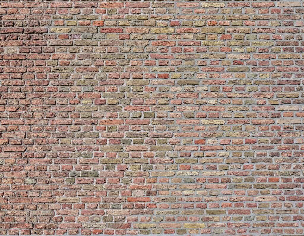 Mur av tegel med restaurerade fogar