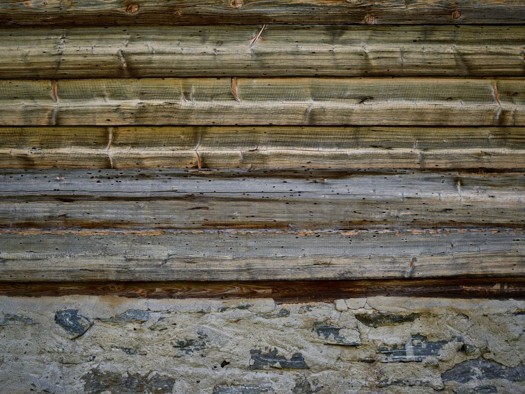 Vädrat trä på stenvägg