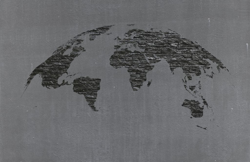 Världskarta stenar på grå betong