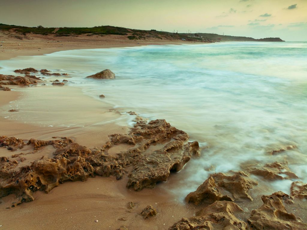 Lugn strand med stenar