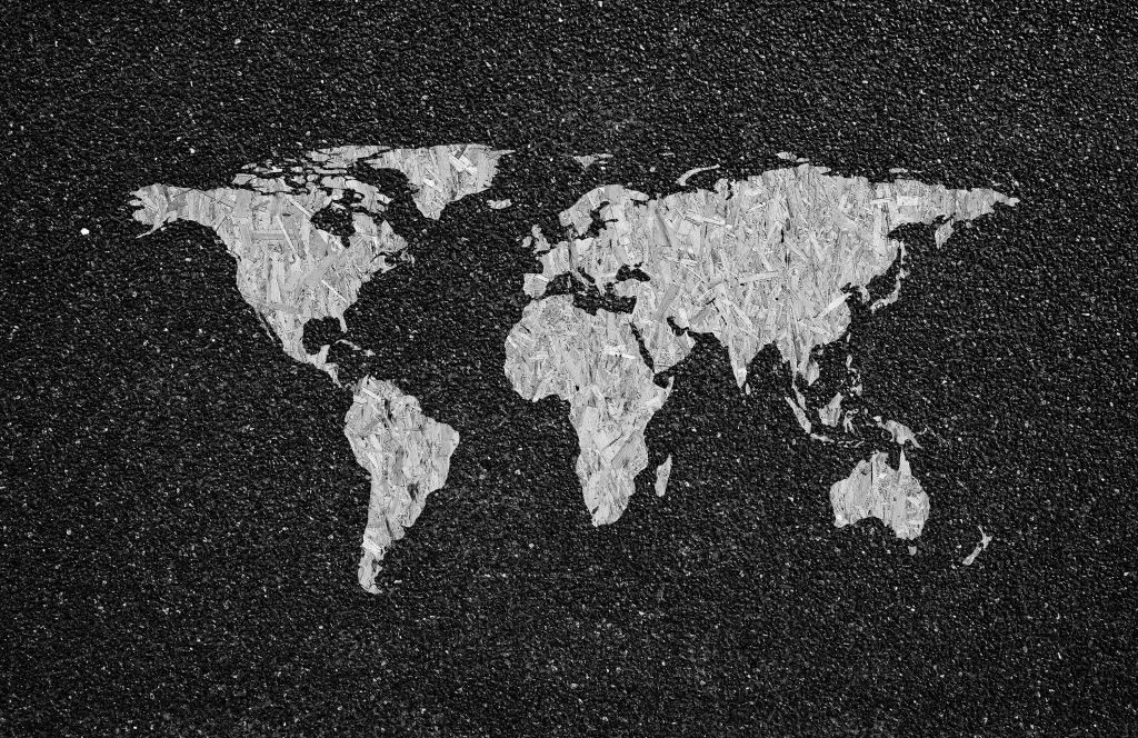 Vit världskarta på svart bakgrund