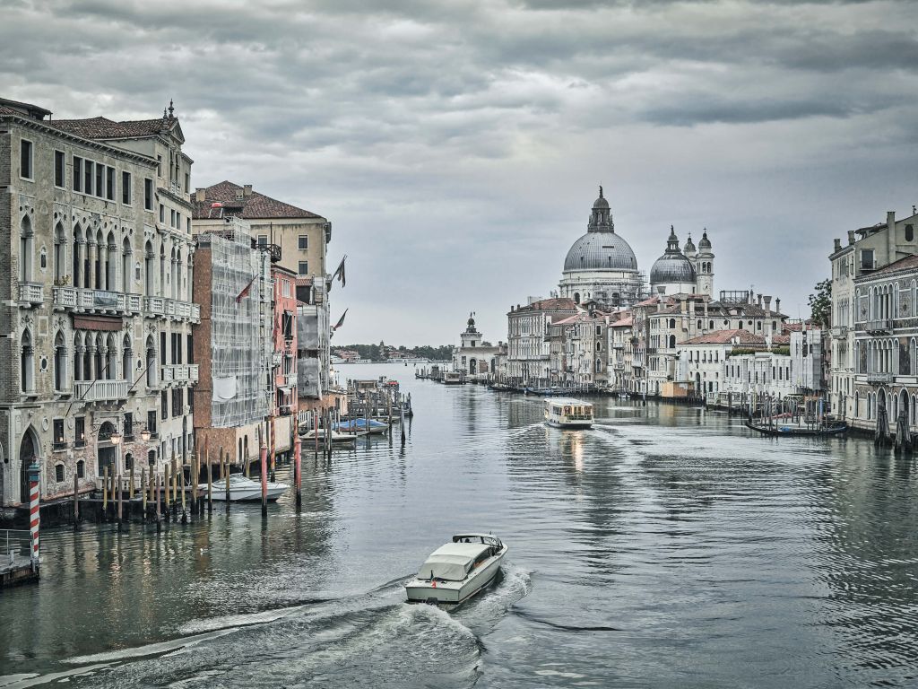 Kanal med båtar i Venedig