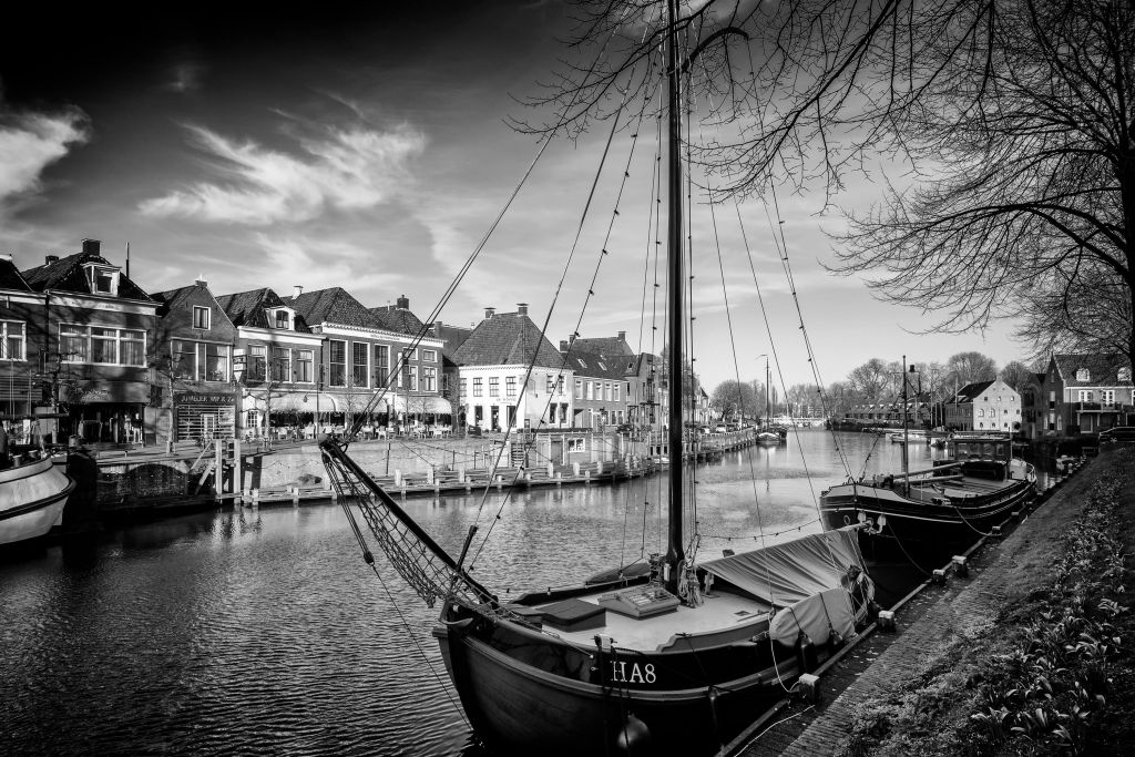 Historiska lastfartyg förtöjda i Dokkum Friesland 