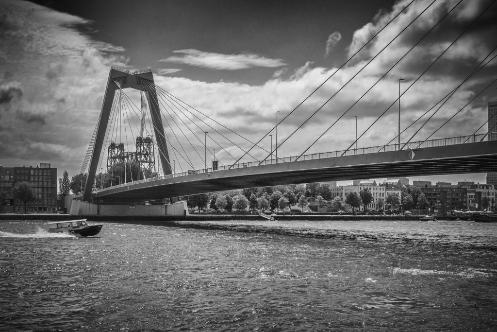 Passerar Prince Willem Alexander-bron i Rotterdam i svartvitt  