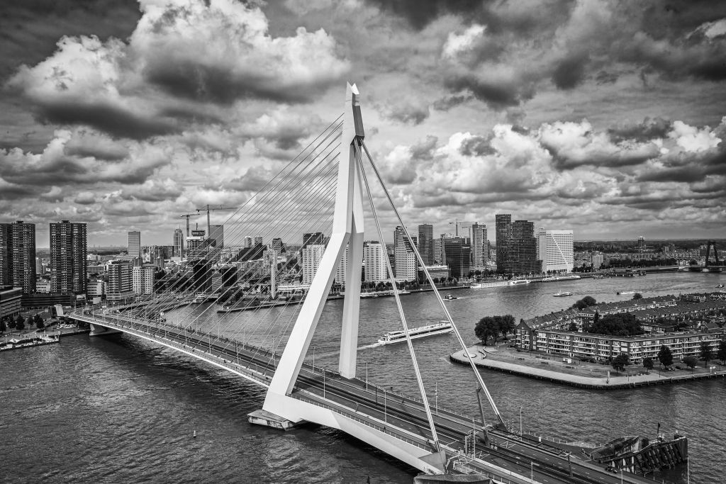 Rotterdams stadskärna från hög höjd i svartvitt 