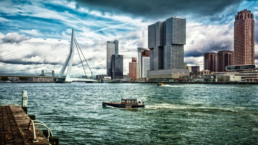 Skyline' Rotterdam med utsikt över Kop van Zuid i färg 