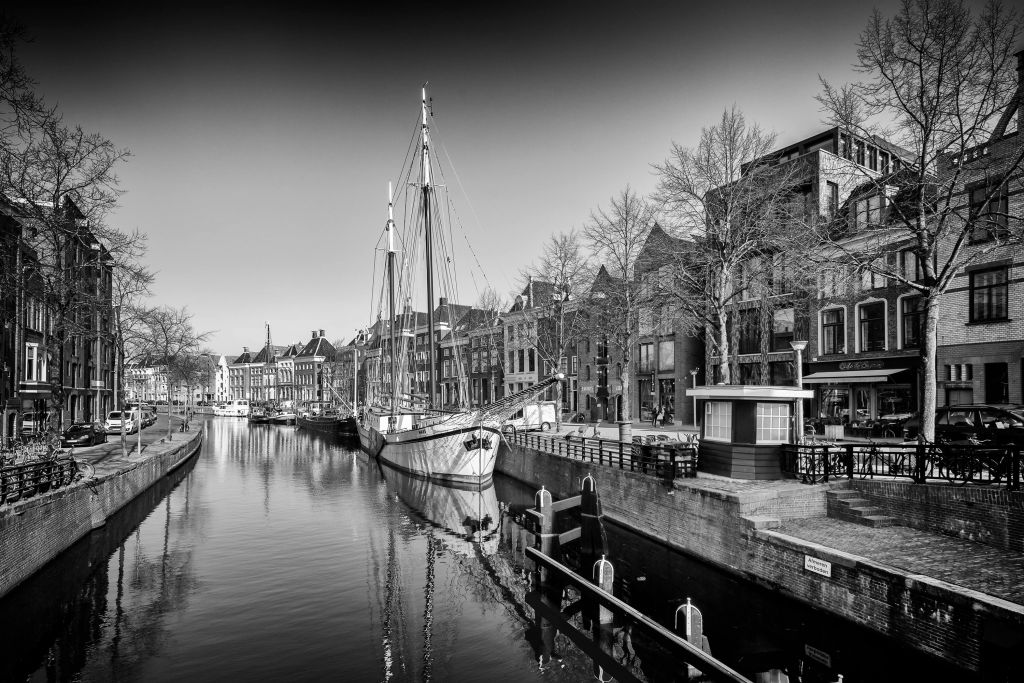 Historisch schip gelegen in de rivier de A in Groningen. In zwart wit. 