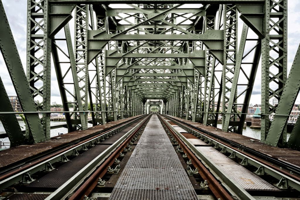 Monumental järnvägsbro De Hef i Rotterdam 