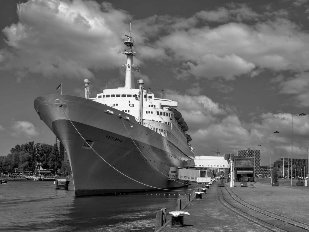 Det före detta ångfartyget SS Rotterdam i svart och vitt  