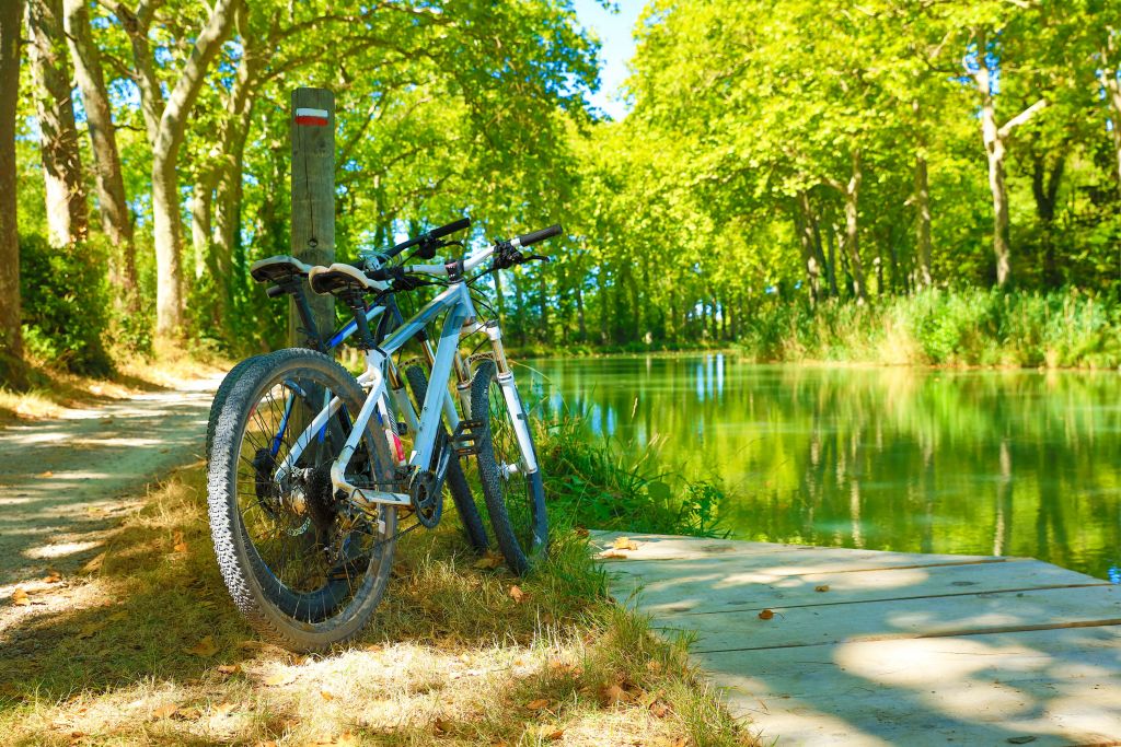 Cykling nära en flod