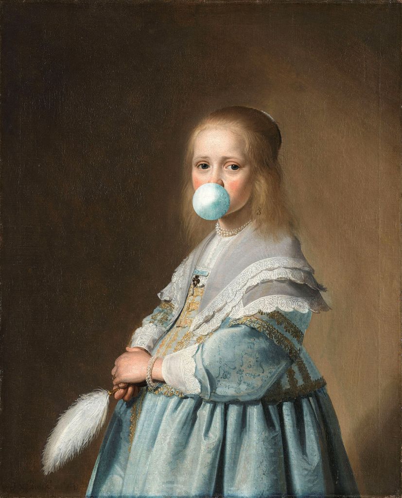 Porträtt av en flicka med blått tuggummi