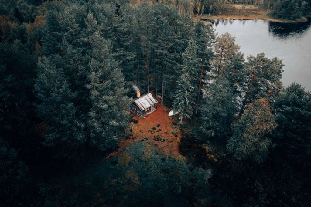 Hytte omgitt av skog og innsjøer