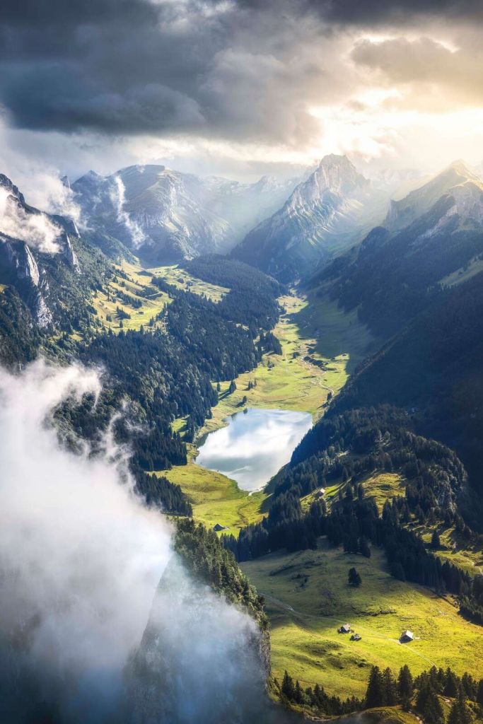 Solljus över bergssjö i dalen