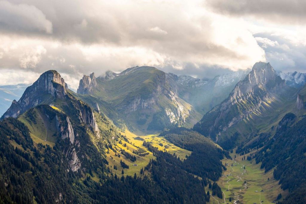 Sollys over grøn bjergdal