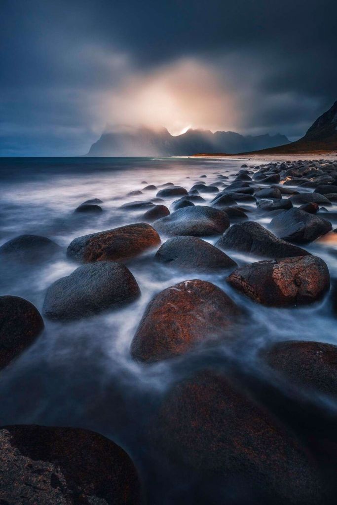 Aftenlys over en vild stenkyst