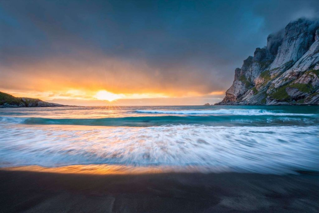 Solnedgang ved den barske kystlinje