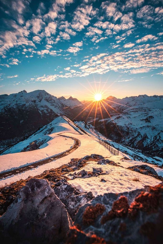 Snoet sti i sneklædte bjergsolskin