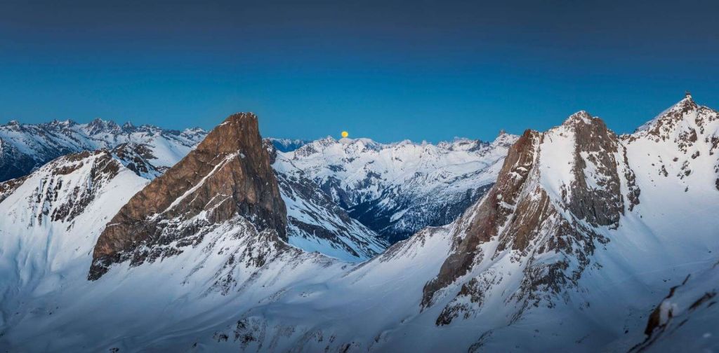 Måneskin over alpine tinder