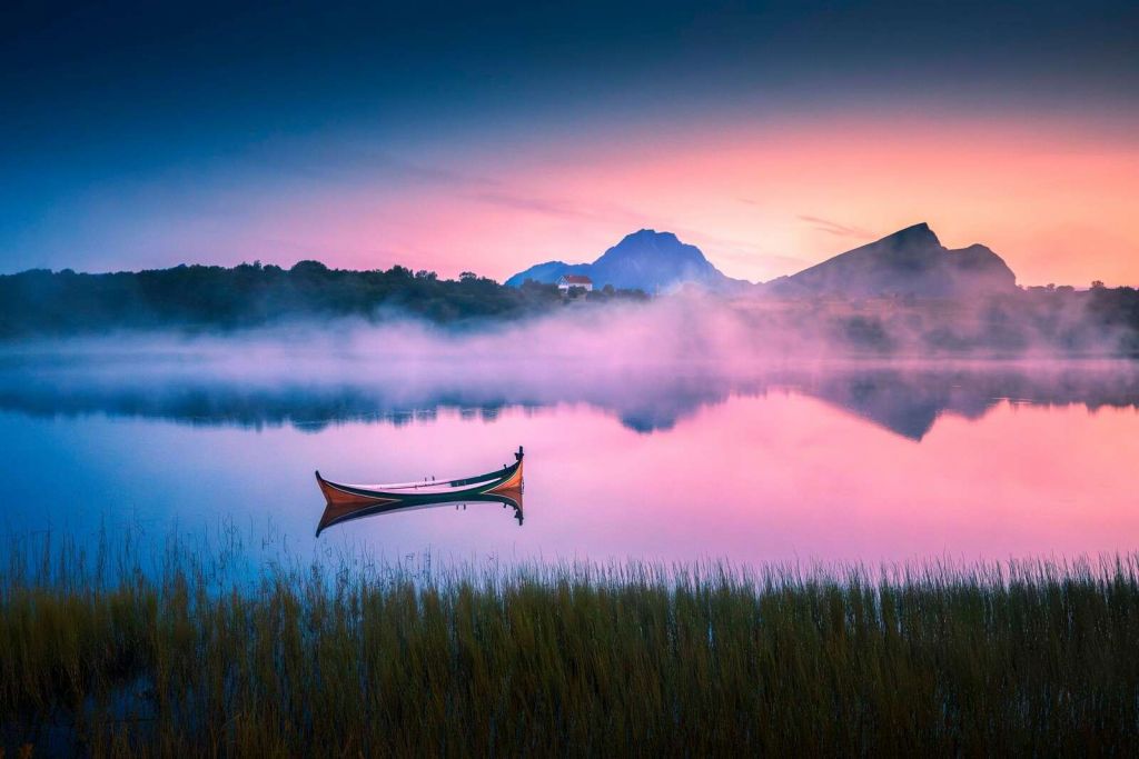 Tåget solopgang ved søen.