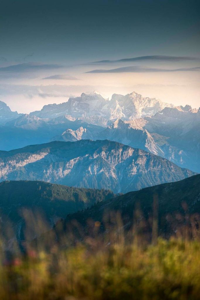 Blå lagdeling i bjerglandskabet