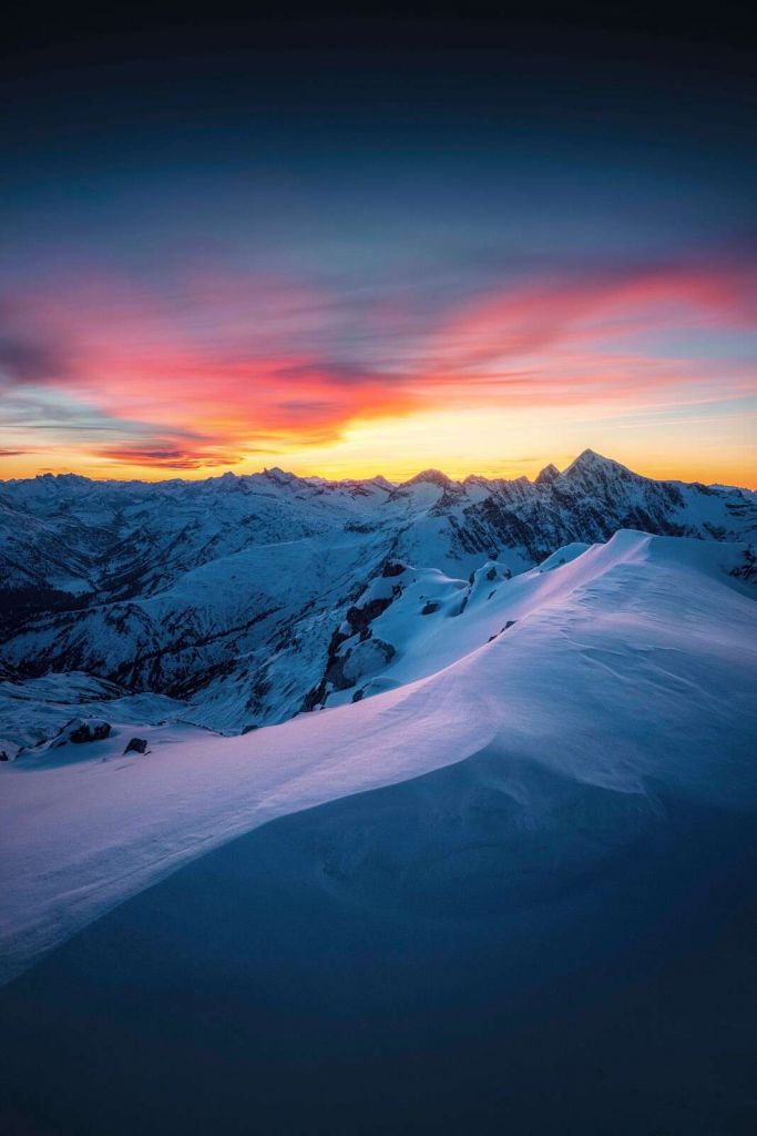 Snedækkede tinder ved daggry.