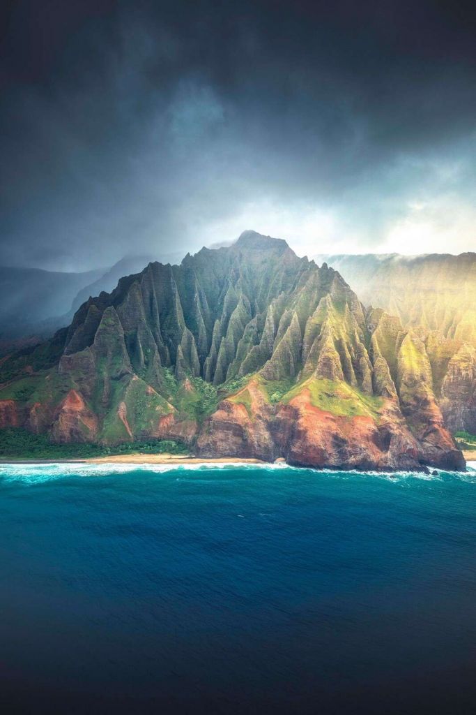 Sollys på tropiske klipper