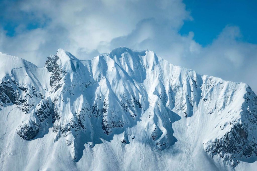 Stejle sneeuwtoppe under vintersolen