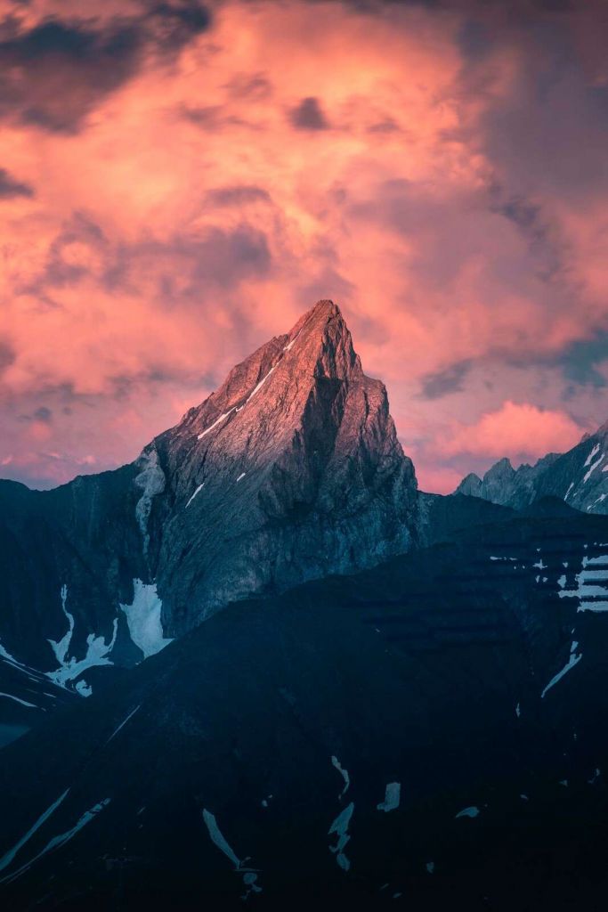 Bjergtoppe i flammende skumring.