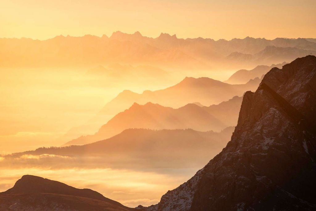 Gyllen glød over fjellagene