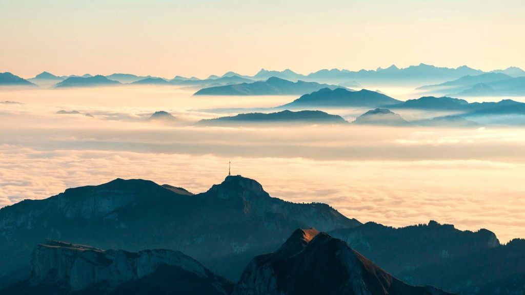 Blå fjellag i morgentåke