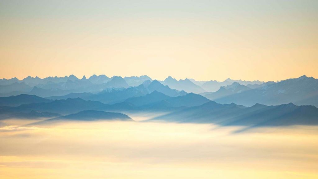 Blågrå topper i morgenlys