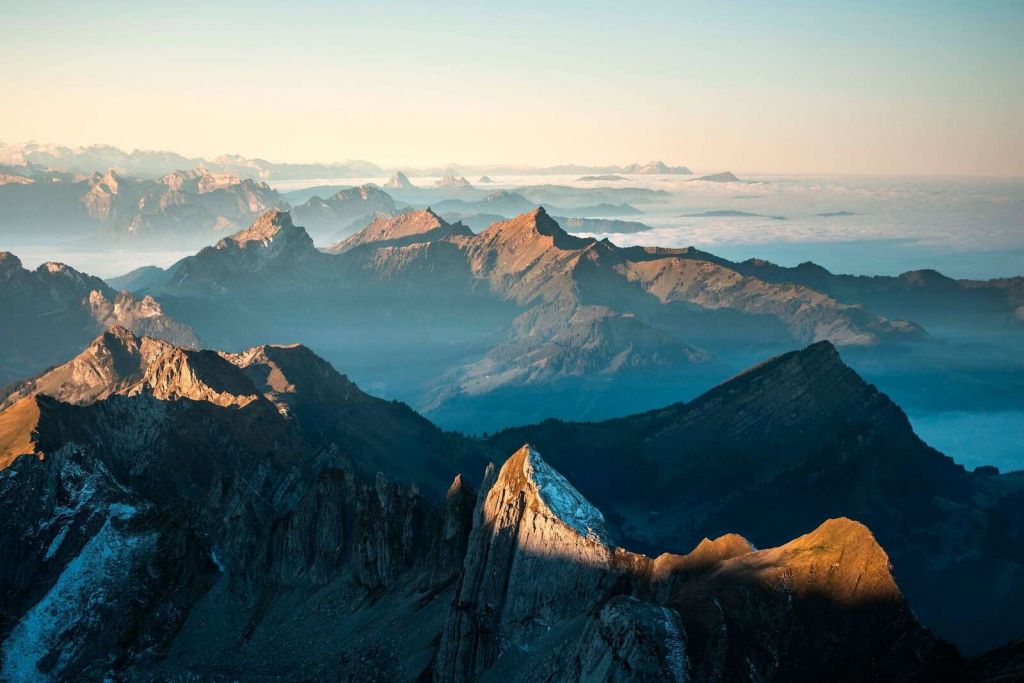 Fjellkjede i myk morgenskygge