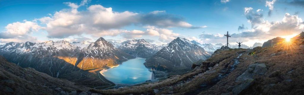 Utsikt over alpensjø ved solnedgang