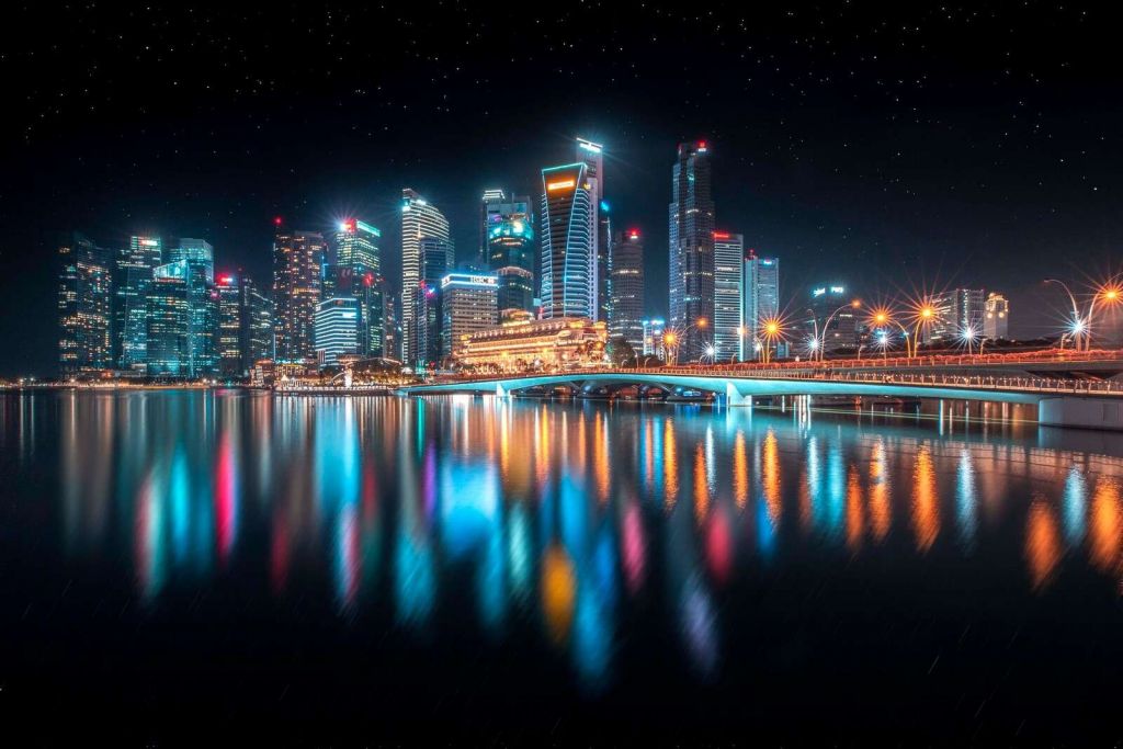 Lysrefleksioner på moderne skyline