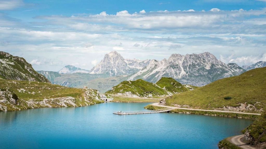 Klart fjellvann i sommerdalen.