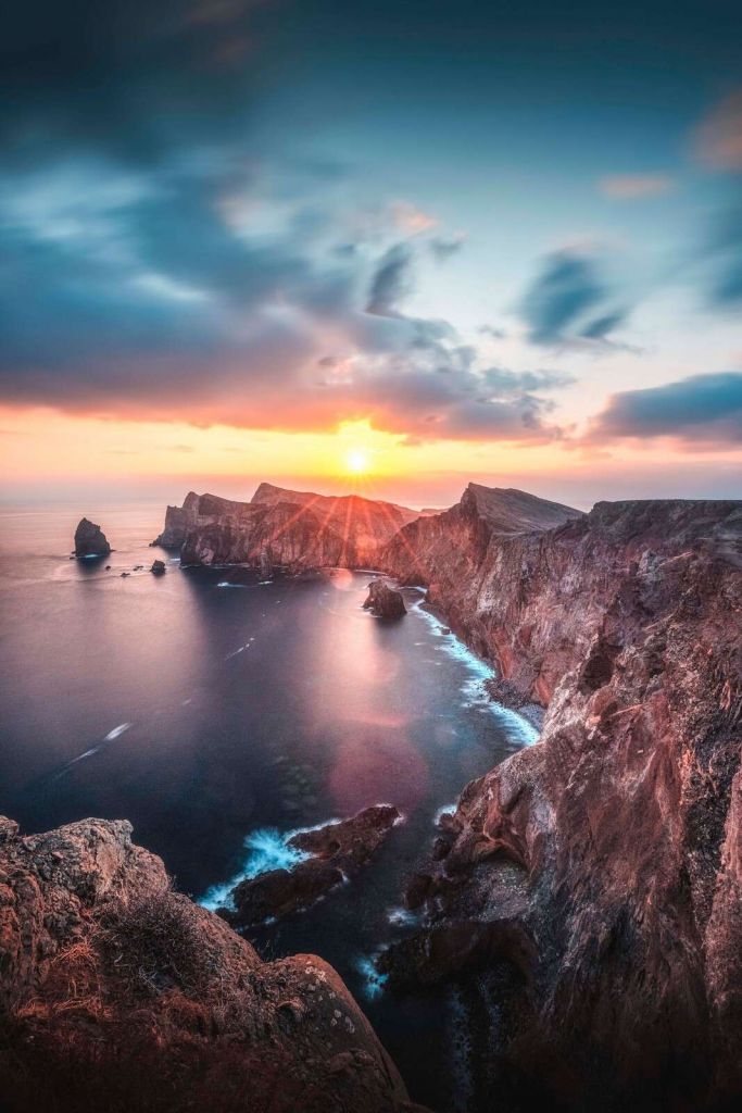 Solnedgang over klippekysten