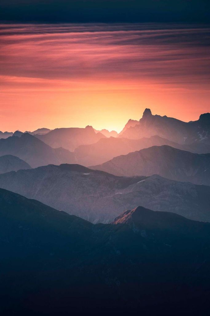 Soloppgang over lilla fjellsider