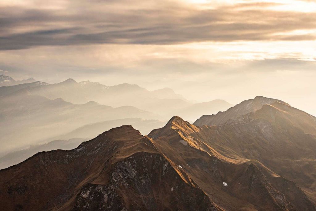 Gyllen glød over fjellryggen